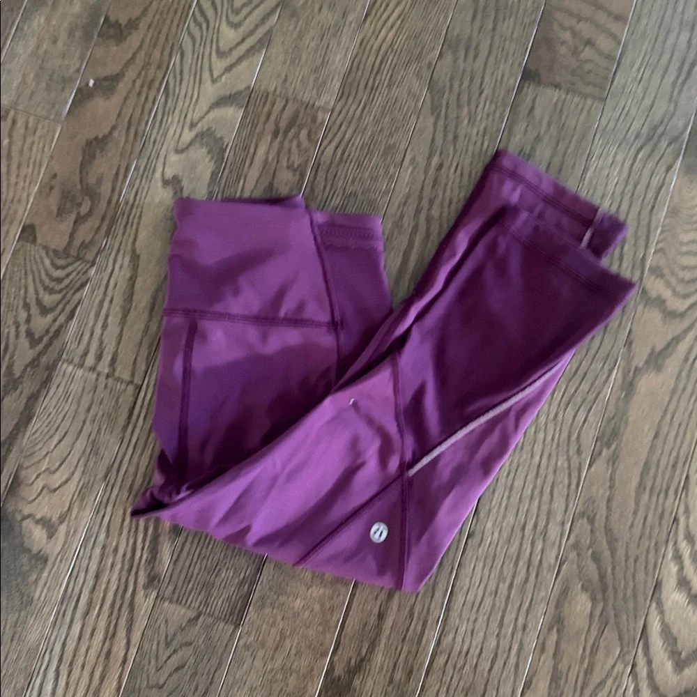 LuluLemon Purple Leggings capri small - Picture 3 of 3